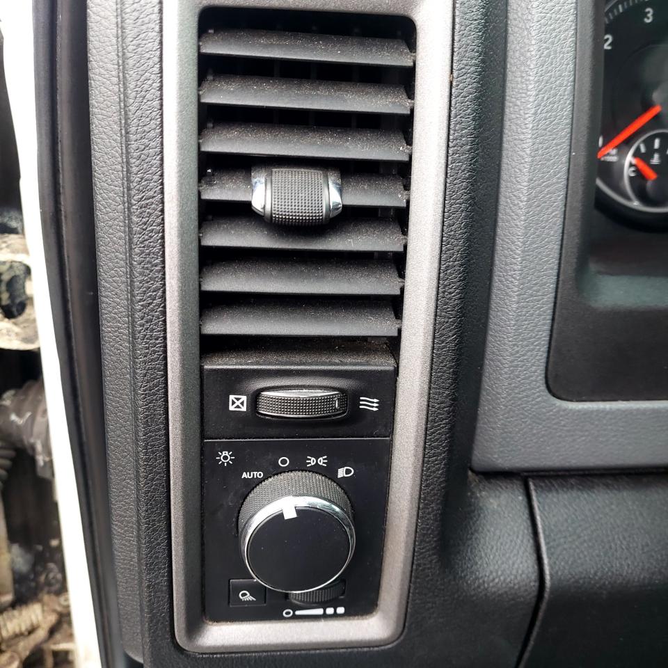 2015 RAM 1500 4WD Crew Cab 140.5" SSV - Photo #12