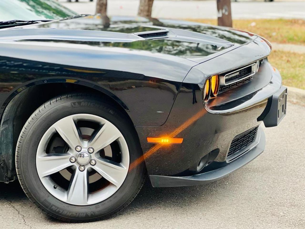 2019 Dodge Challenger SXT Photo3