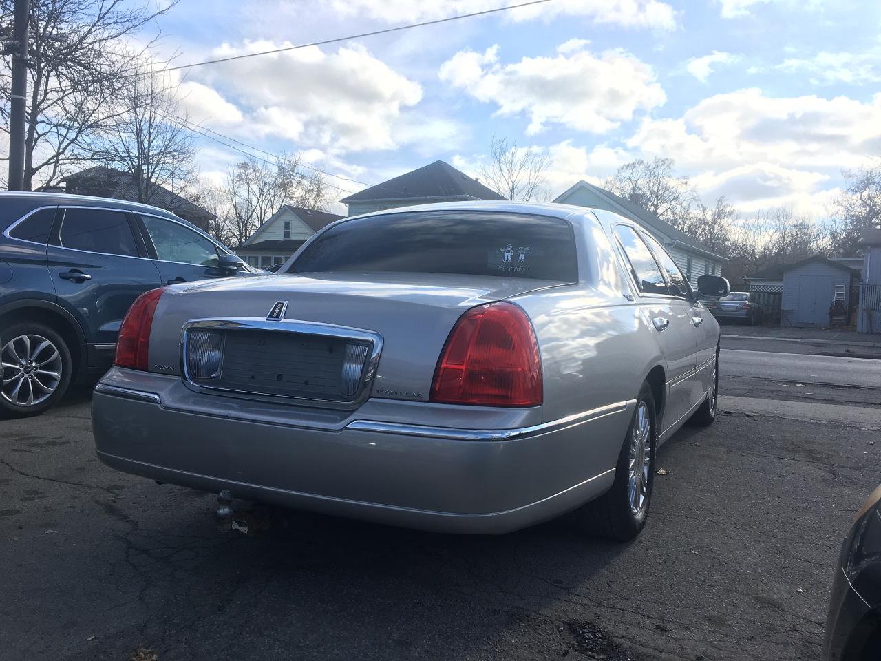 2011 Lincoln Town Car 4dr Sdn Signature Limited - Photo #2