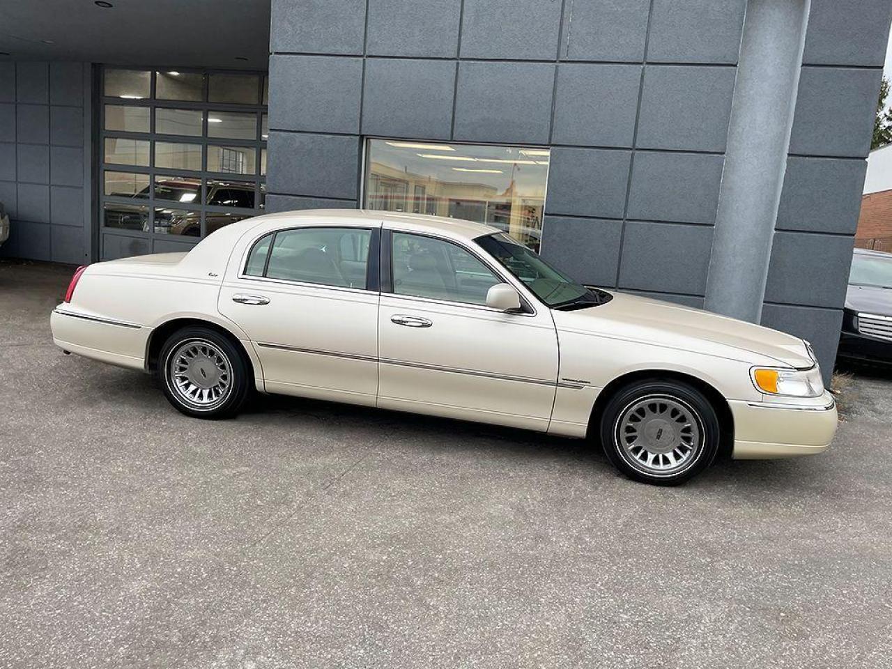 2001 Lincoln Town Car 