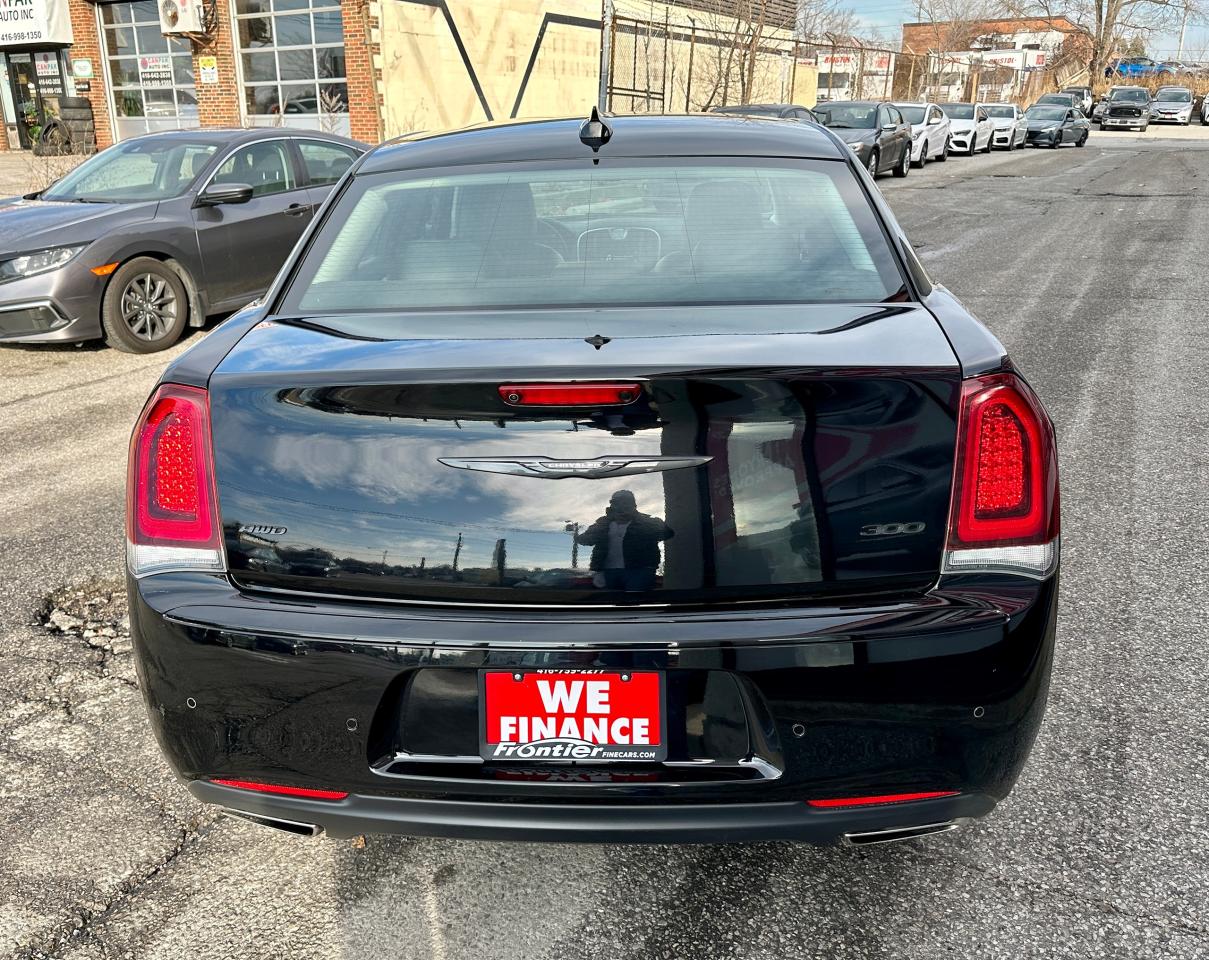 2022 Chrysler 300 300 Touring L AWD Photo4