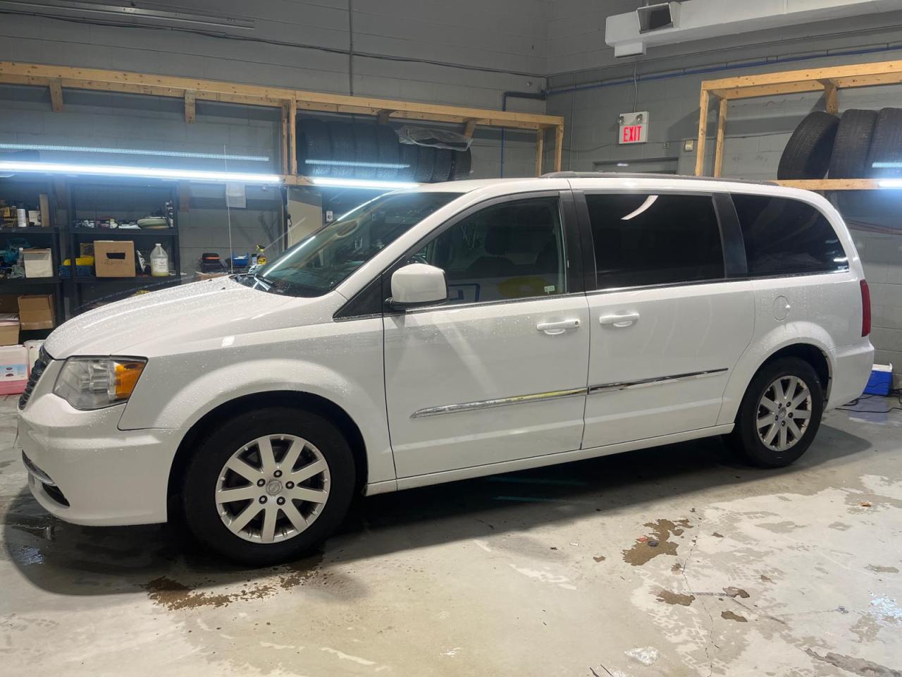 Used 2016 Chrysler Town & Country TOURING for sale in Cambridge, ON