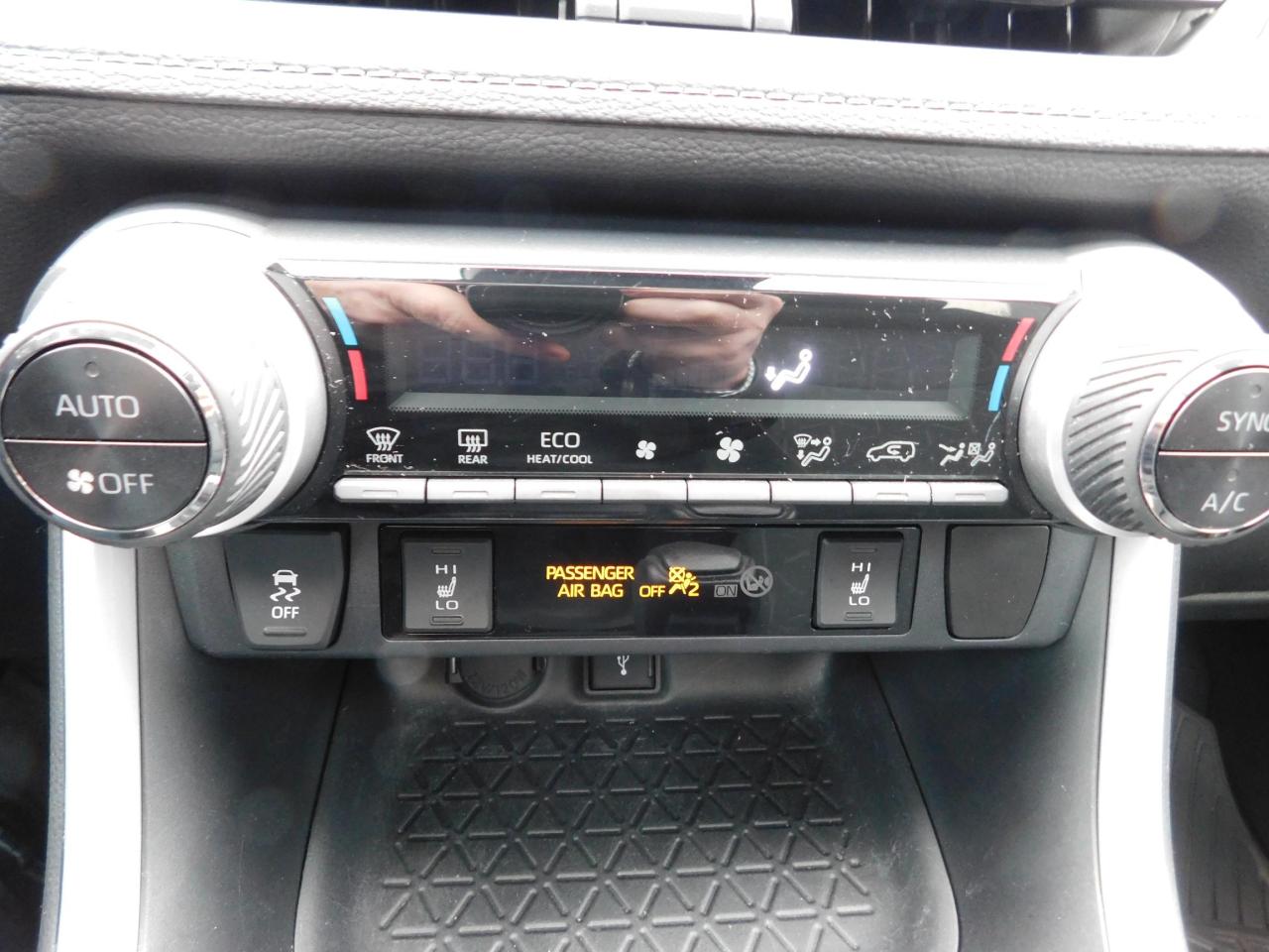 2020 Toyota RAV4 | sunroof | heated seats | backup camera - Photo #14