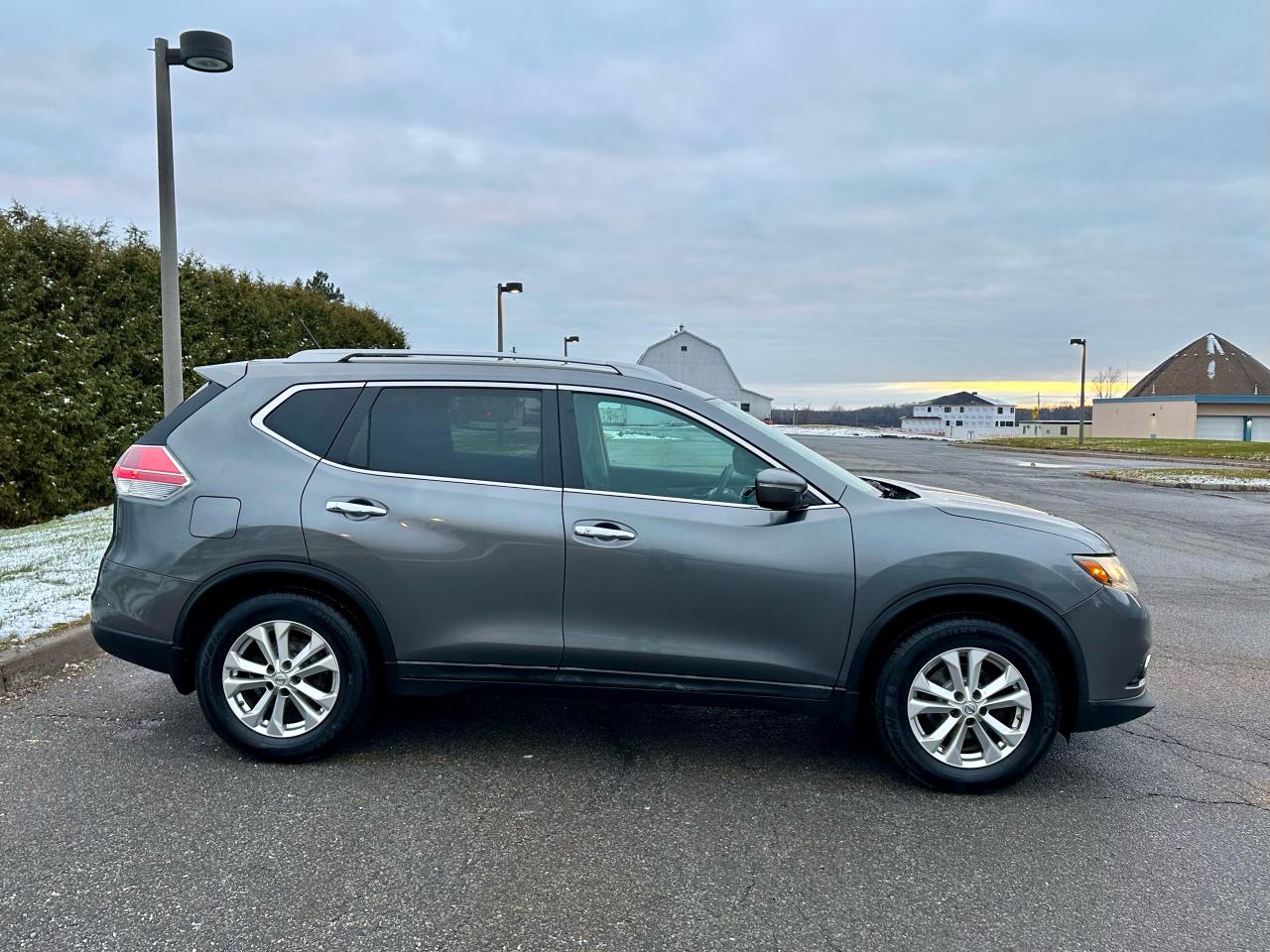 2015 Nissan Rogue SV- Safety Certified - Photo #4