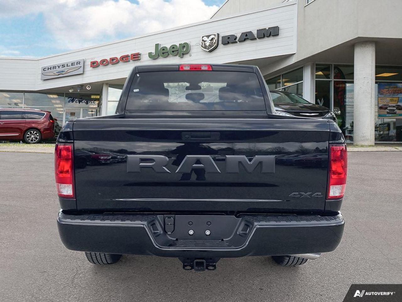 2023 RAM 1500 Classic TRADESMAN Photo3