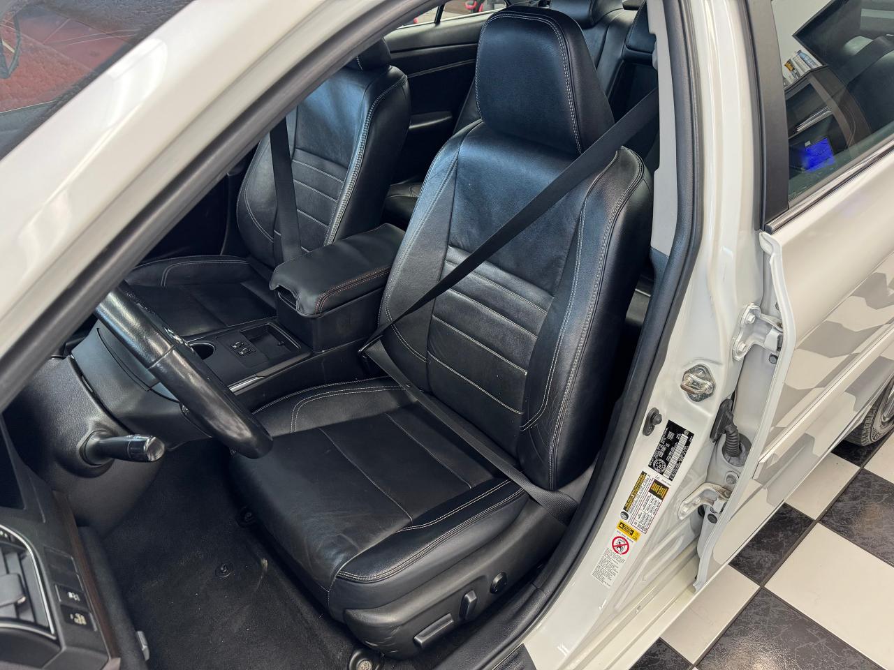 2016 Toyota Camry XLE+Heated Leather+Sunroof+GPS+Camera+Blind Spot Photo17