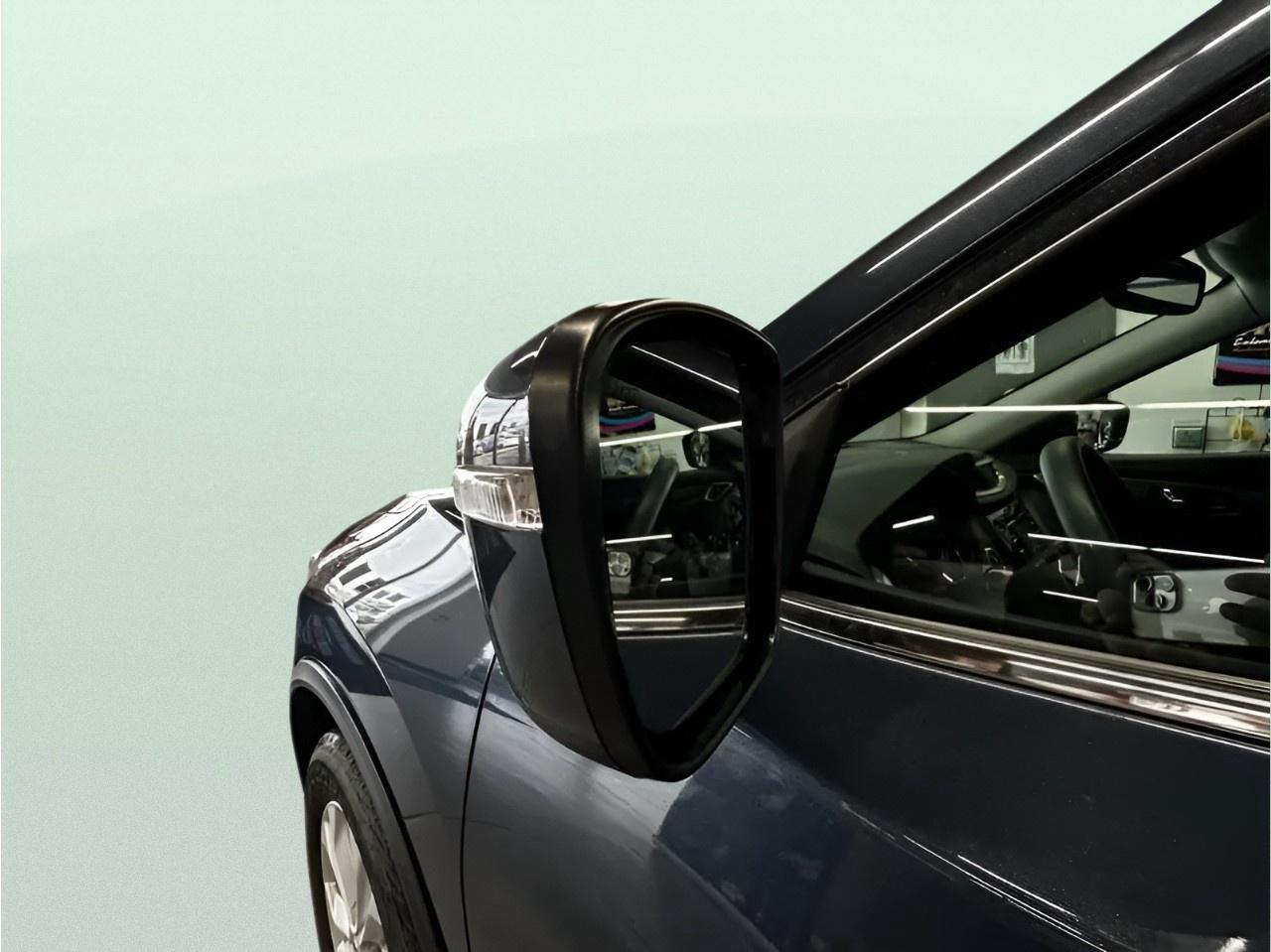 2015 Nissan Rogue SV Photo