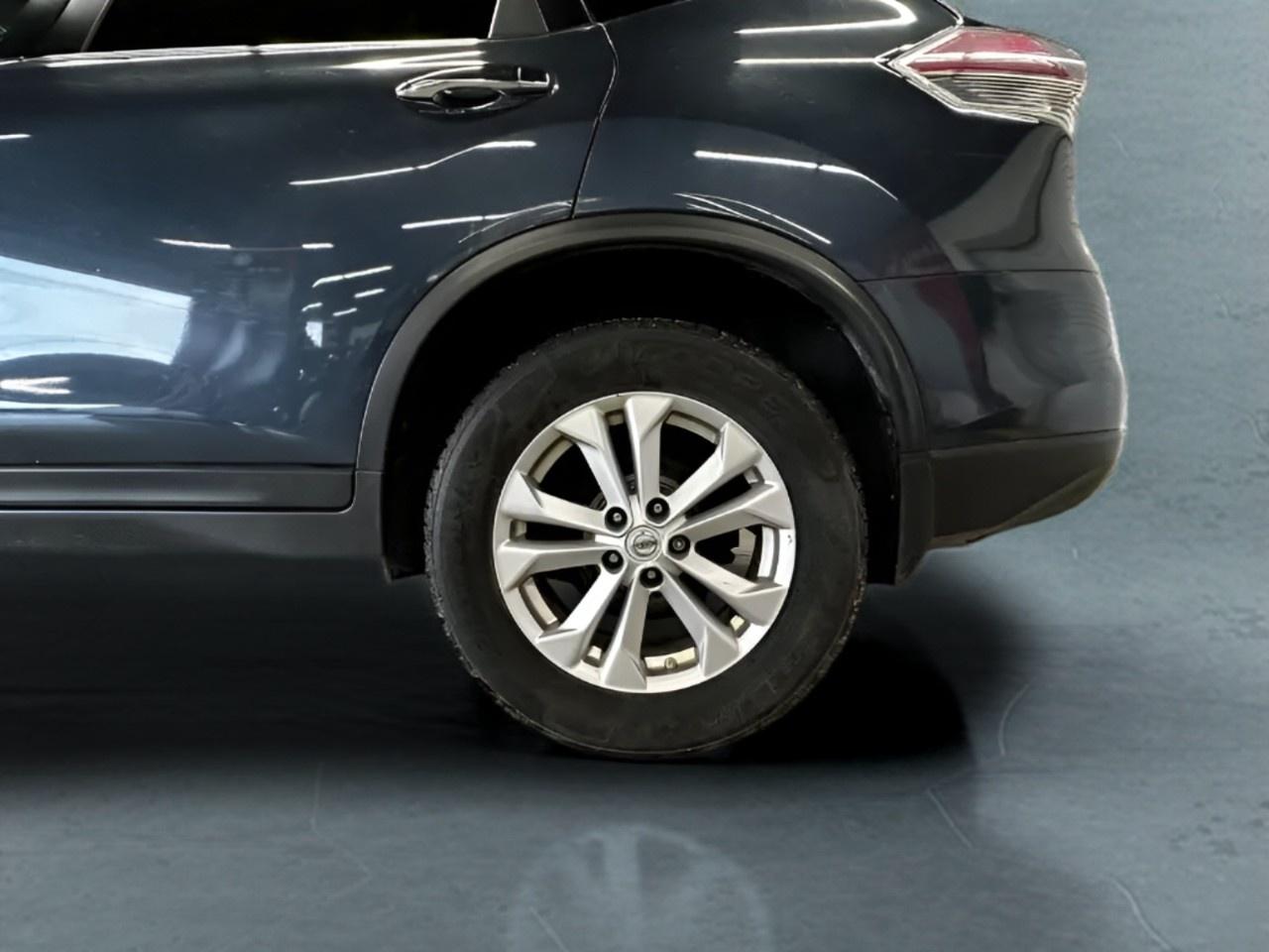 2015 Nissan Rogue SV Photo