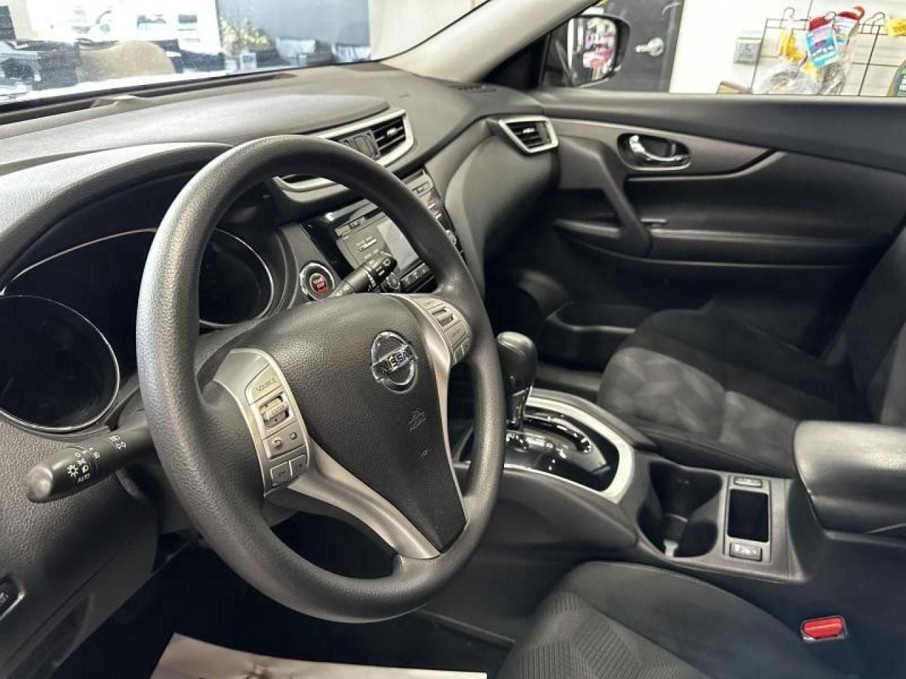 2015 Nissan Rogue SV Photo