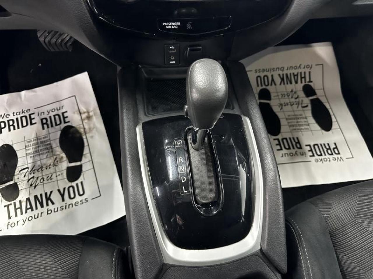 2015 Nissan Rogue SV Photo