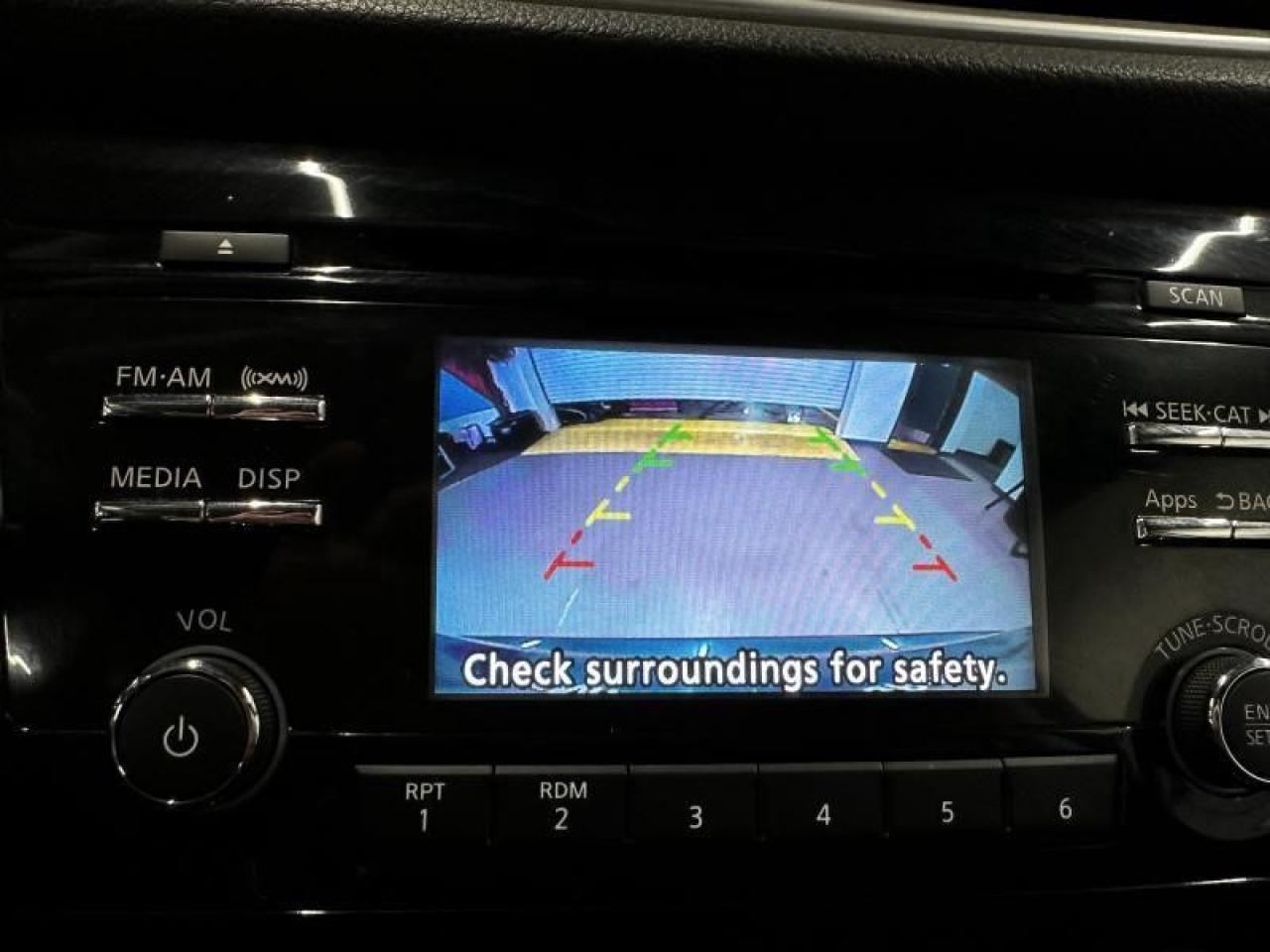 2015 Nissan Rogue SV Photo