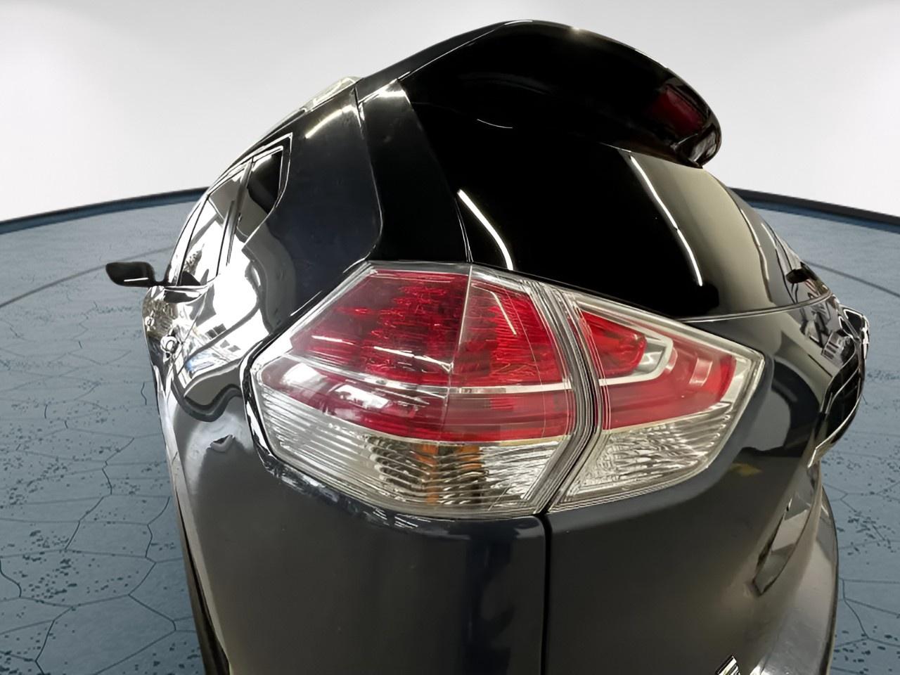 2015 Nissan Rogue SV Photo