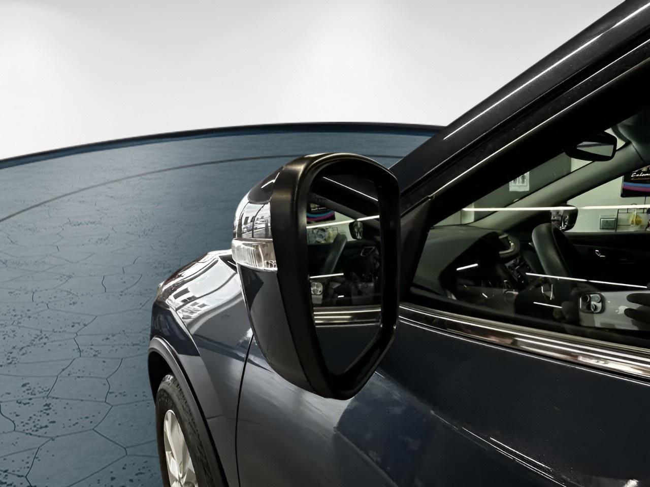 2015 Nissan Rogue SV Photo
