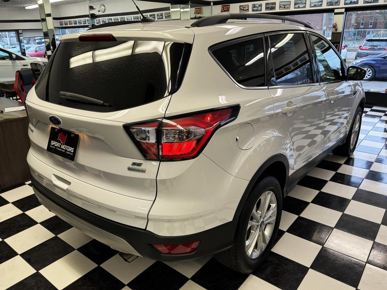 2018 Ford Escape SE ECO+Camera+Bluetooth+Heated Seats+CLEAN CARFAX Photo4