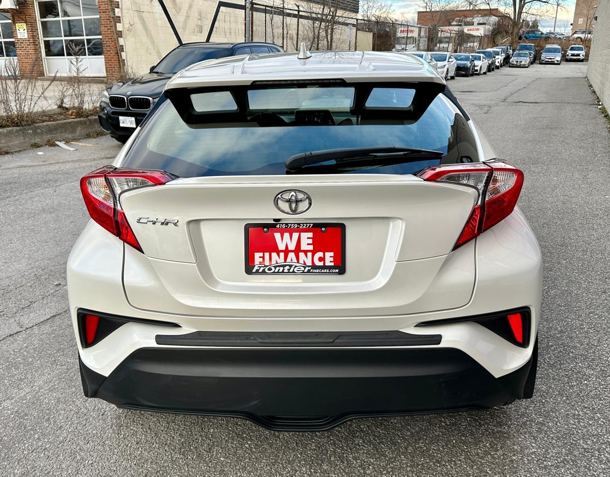 2021 Toyota C-HR LE Photo4