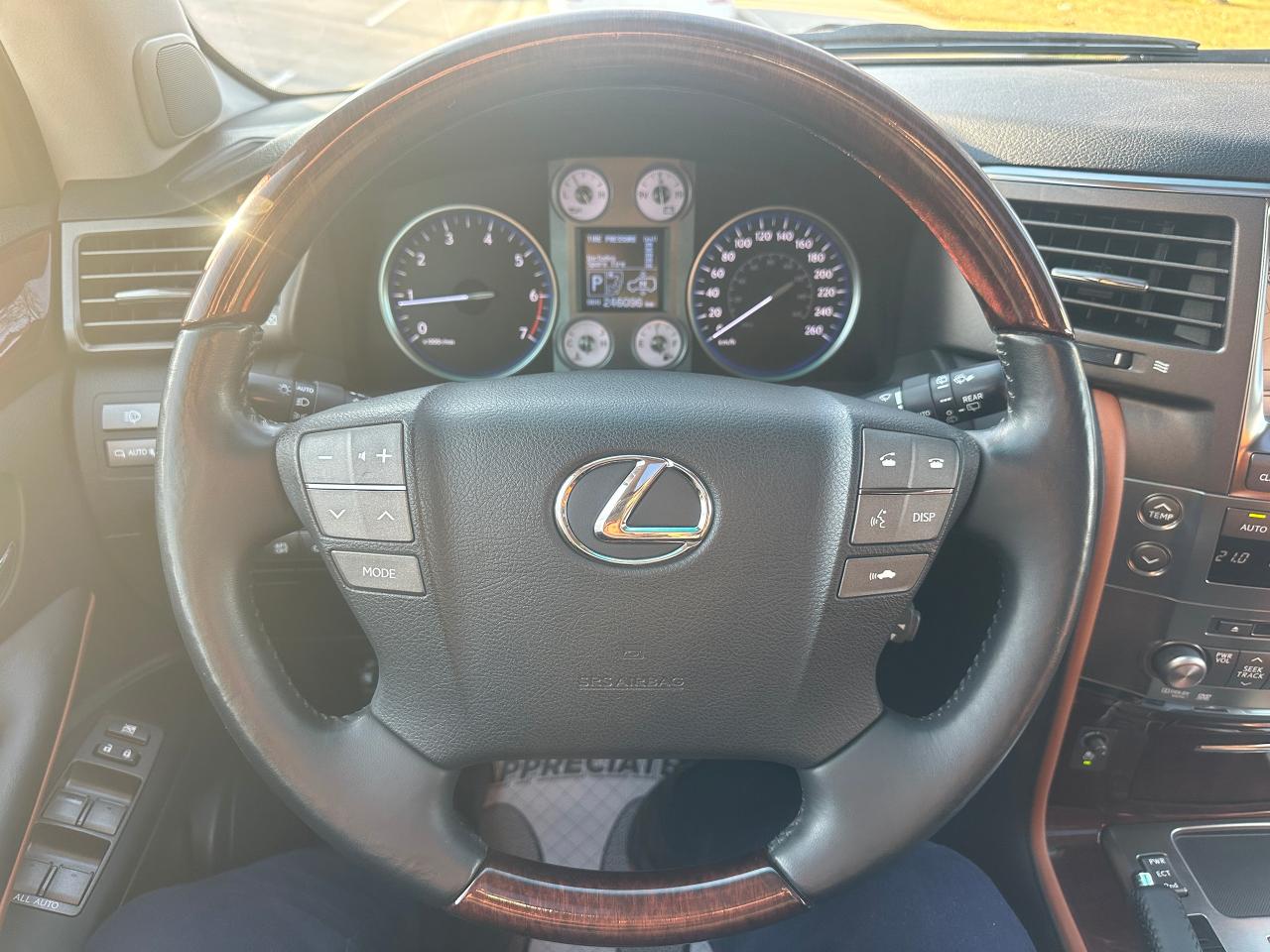 2011 Lexus LX 570 1 OWNER / ULTRA PREMIUM/ STUNNING SHAPE/ CERTIFIED - Photo #12