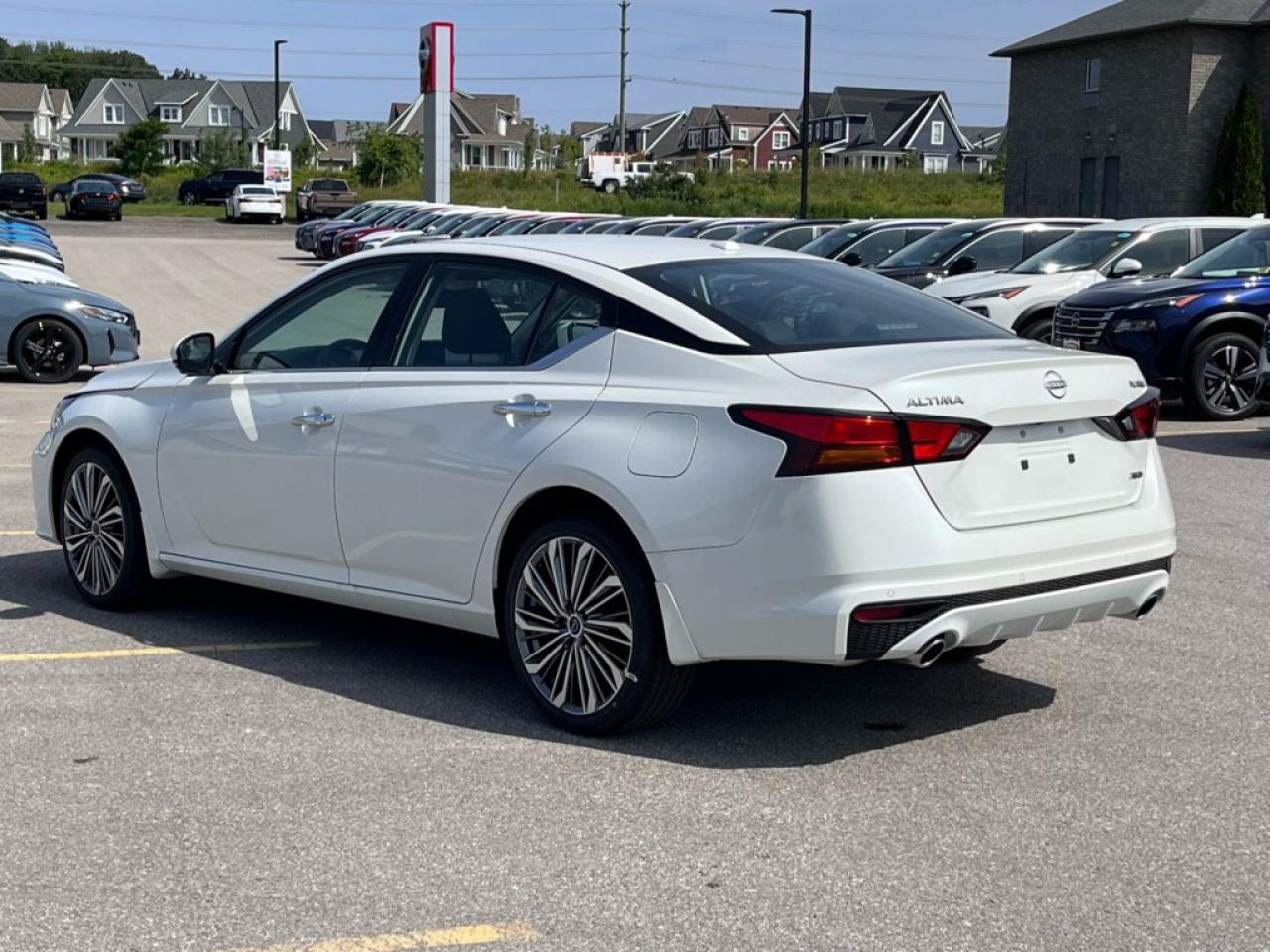 2024 Nissan Altima PLATINUM AWD Photo3