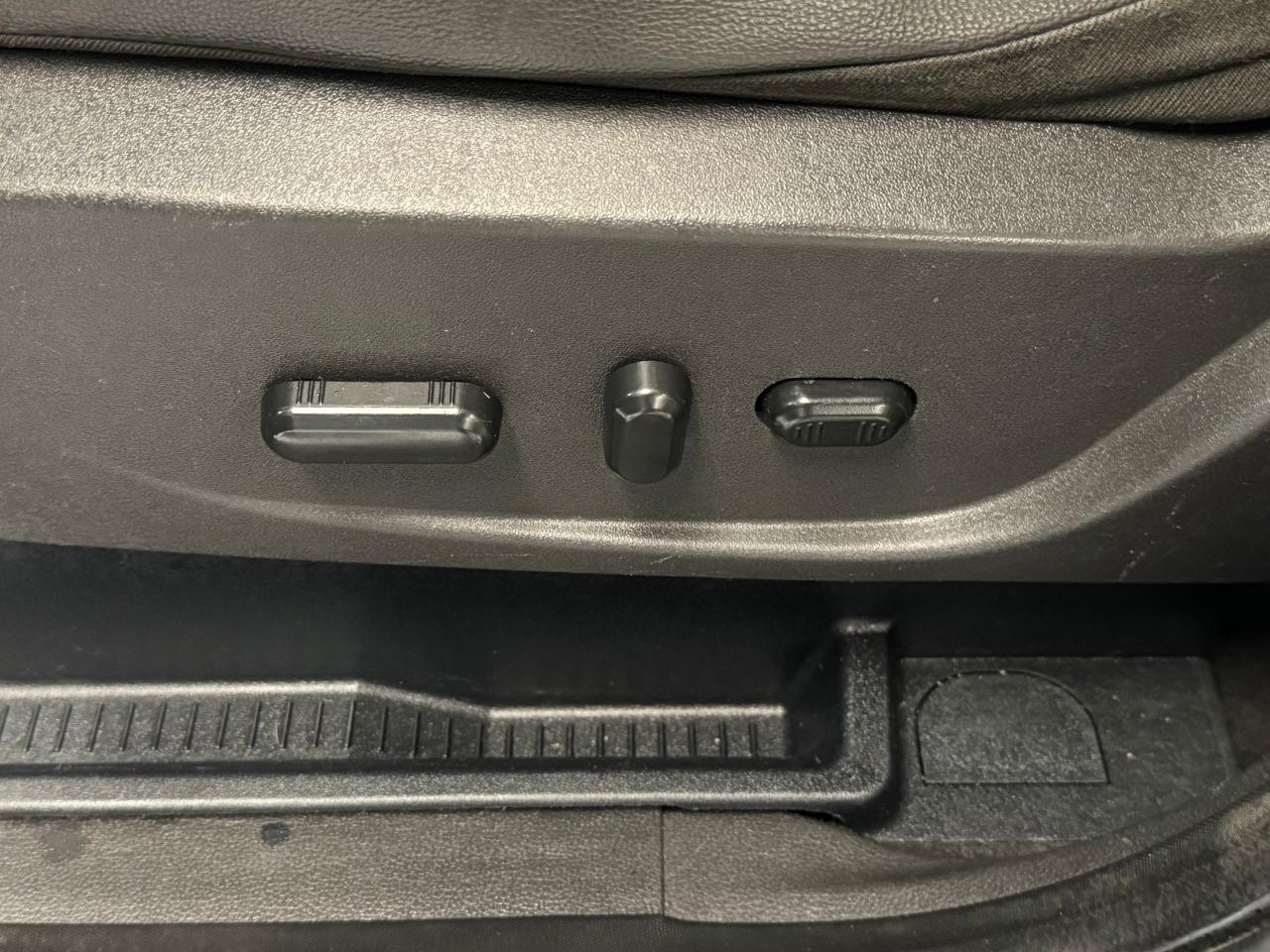 2017 Ford Escape SE+Heated Leather+Roof+GPS+Camera - Photo #42