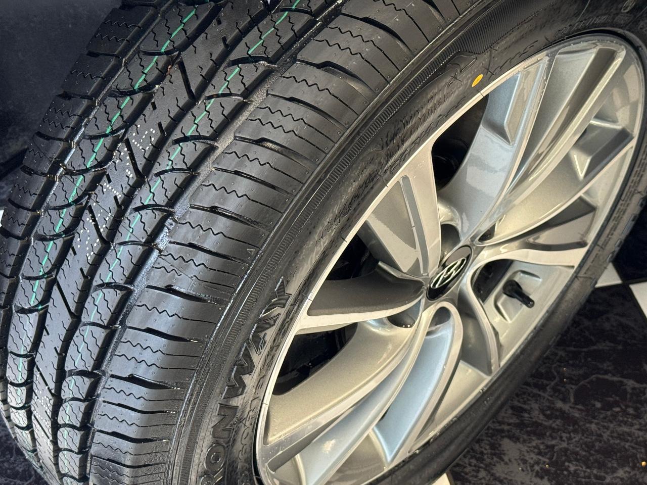 2019 Hyundai Santa Fe Prefferred AWD+New Tires+Brakes+Camera+CLEANCARFAX - Photo #13