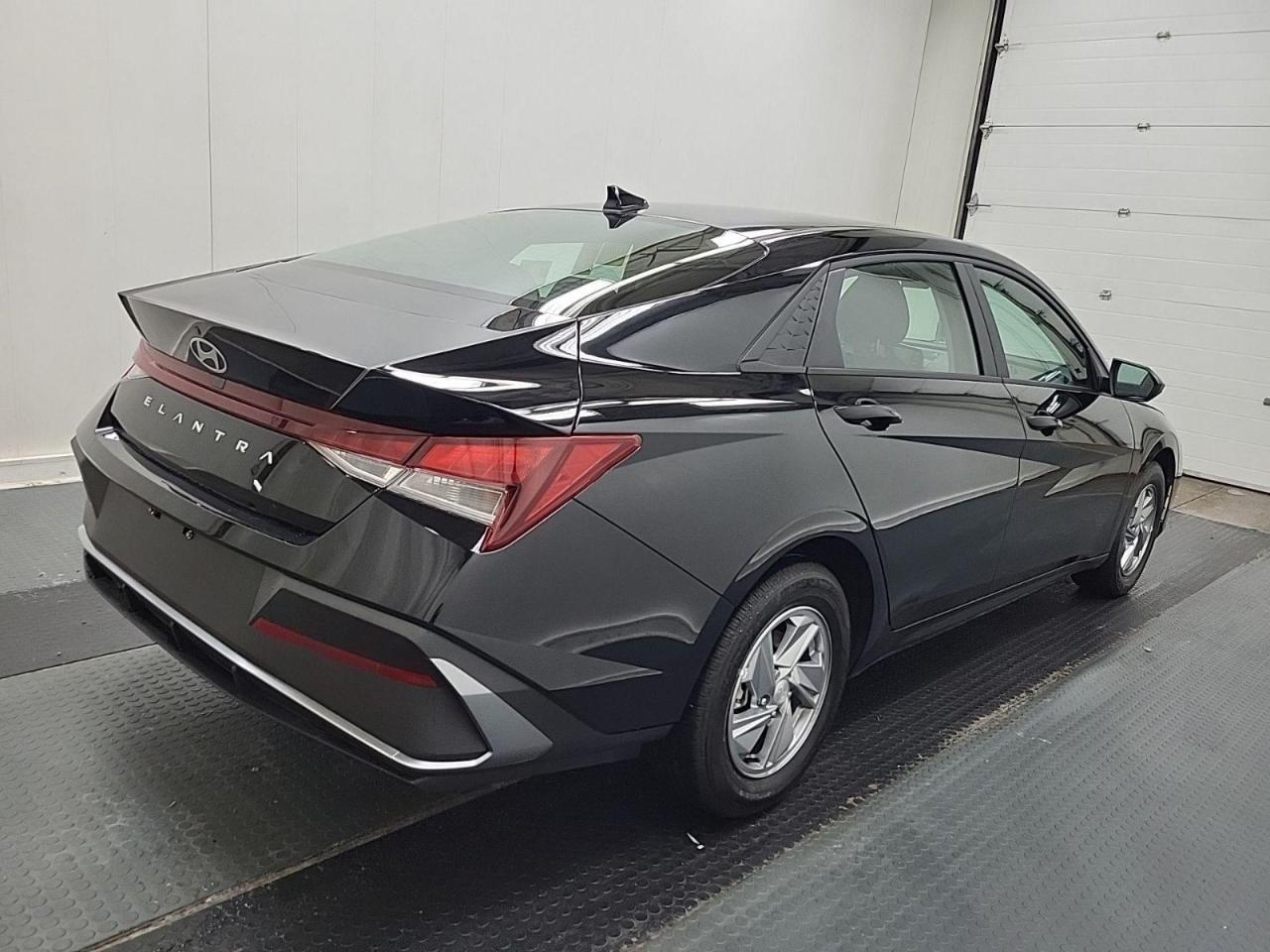 2024 Hyundai Elantra Essential - Photo #2