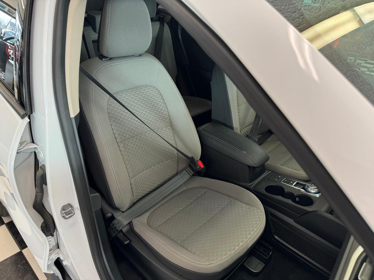 2020 Ford Escape SE+ApplePlay+Adaptive Cruise+LaneKeep+CLEAN CARFAX - Photo #23