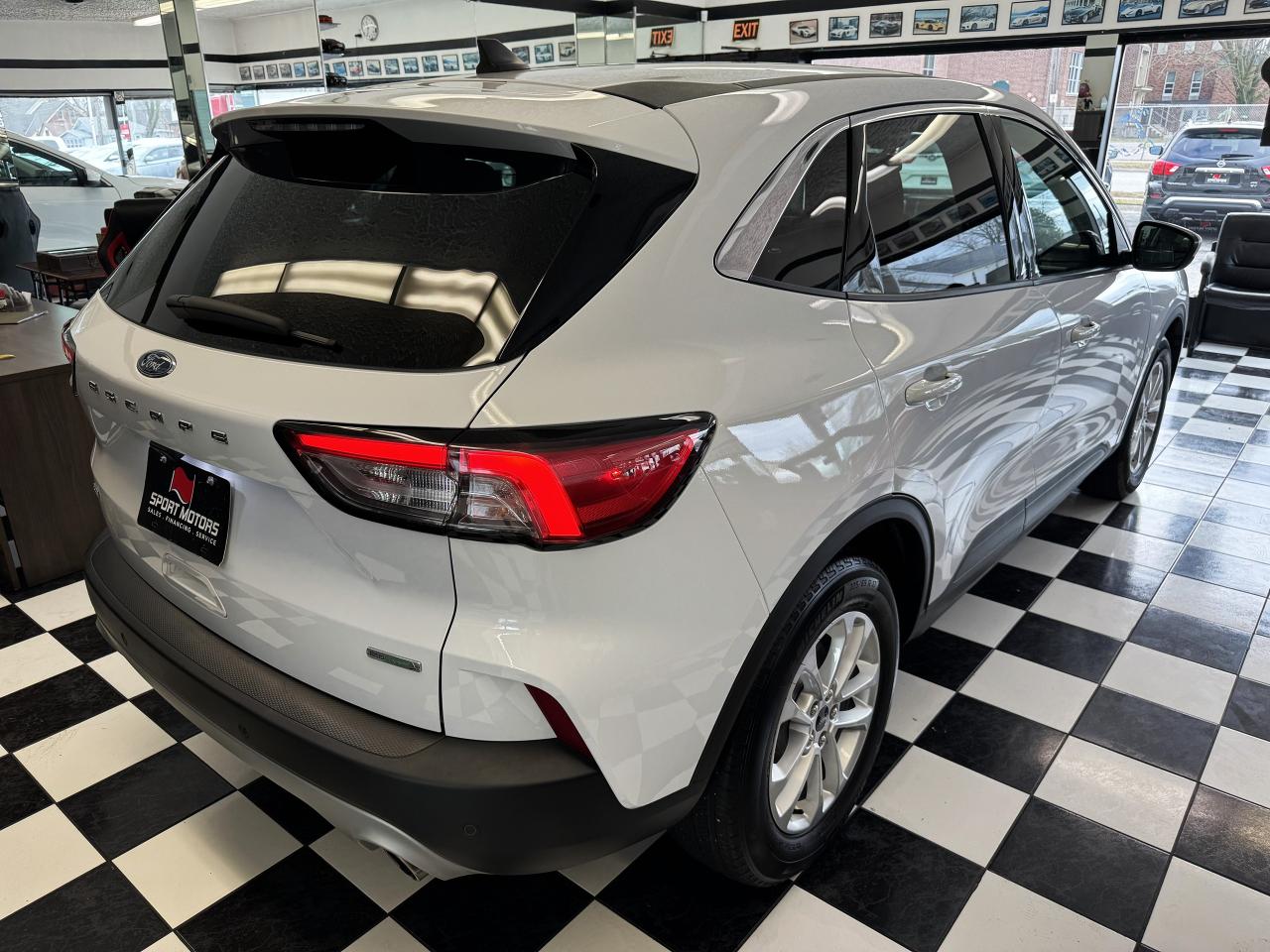2020 Ford Escape SE+ApplePlay+Adaptive Cruise+LaneKeep+CLEAN CARFAX - Photo #4