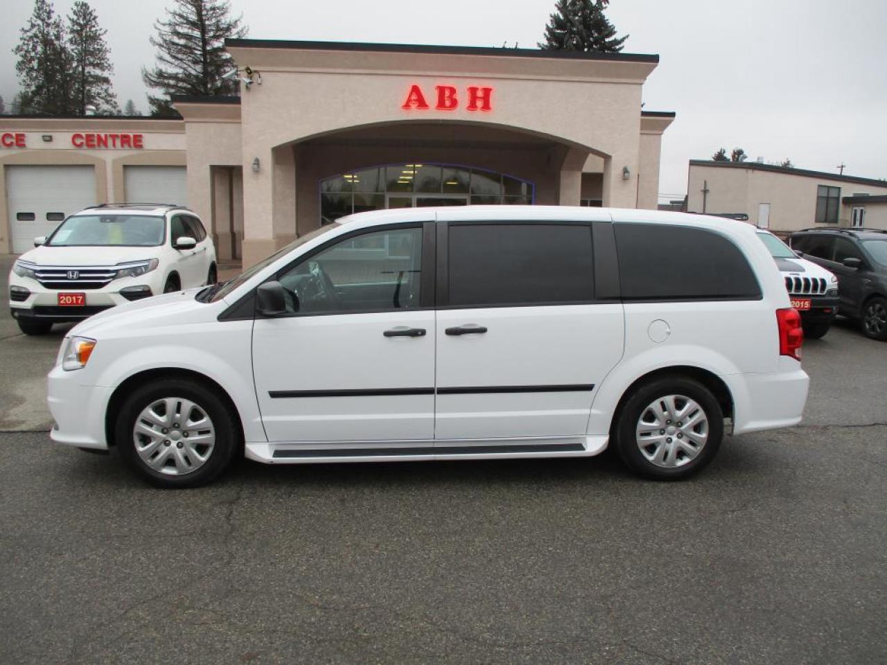 2016 Dodge Grand Caravan SE Photo2
