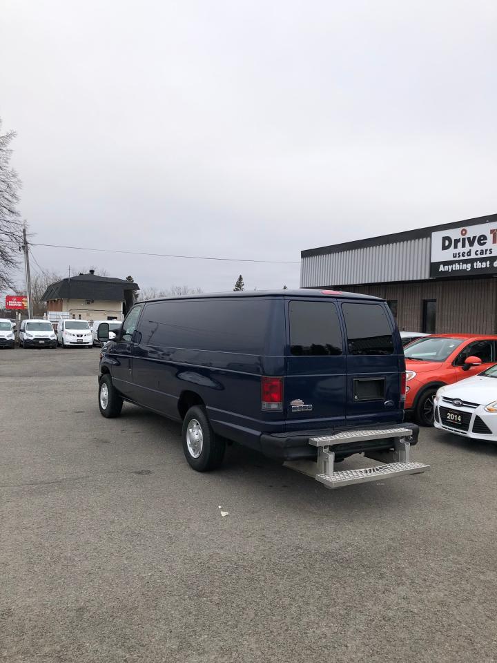 2010 Ford Econoline E-350 Super Duty Ext - Photo #3