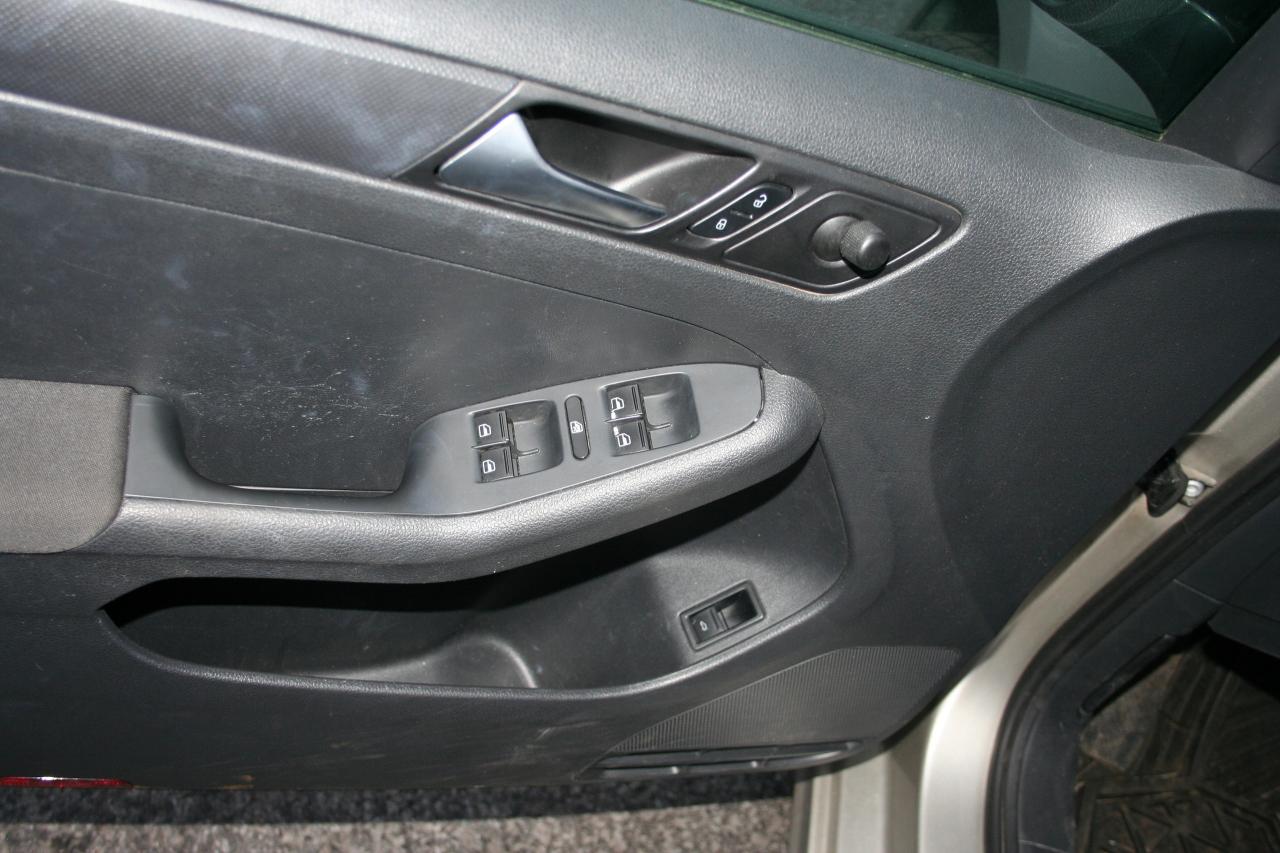 2012 Volkswagen Jetta  - Photo #10