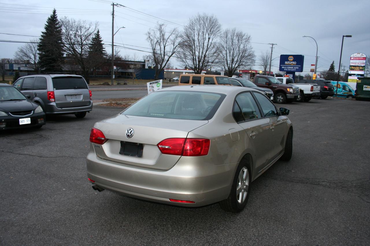 2012 Volkswagen Jetta  - Photo #4