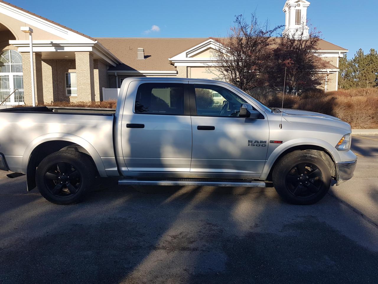 2016 RAM 1500 SLT Crew Cab SWB 4WD - Photo #6