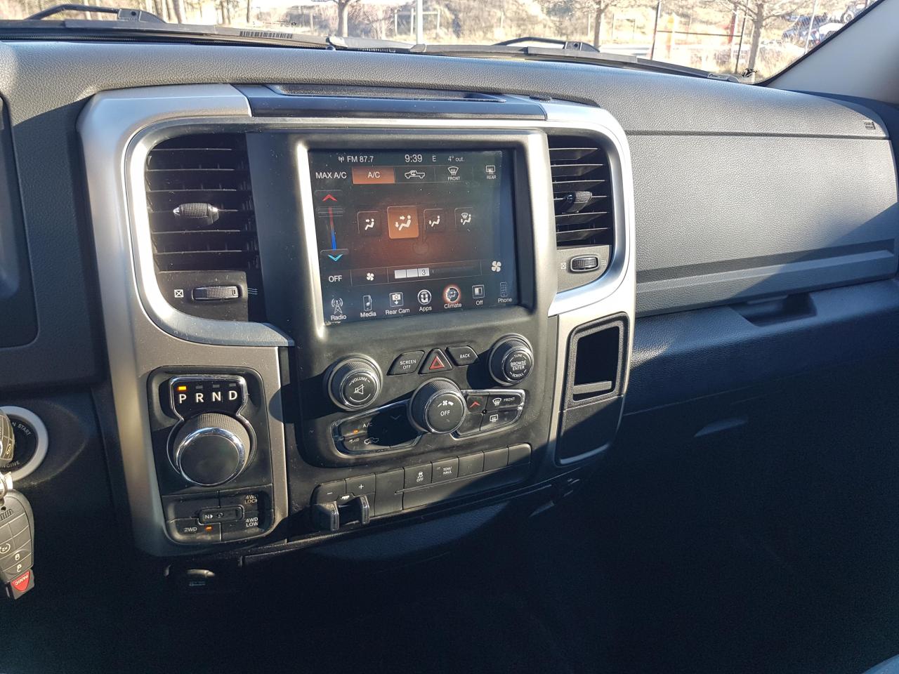 2016 RAM 1500 SLT Crew Cab SWB 4WD - Photo #40