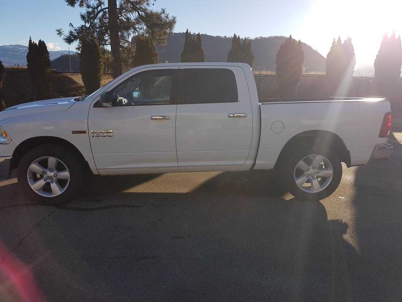 2014 RAM 1500 SLT Crew Cab SWB 4WD - Photo #4