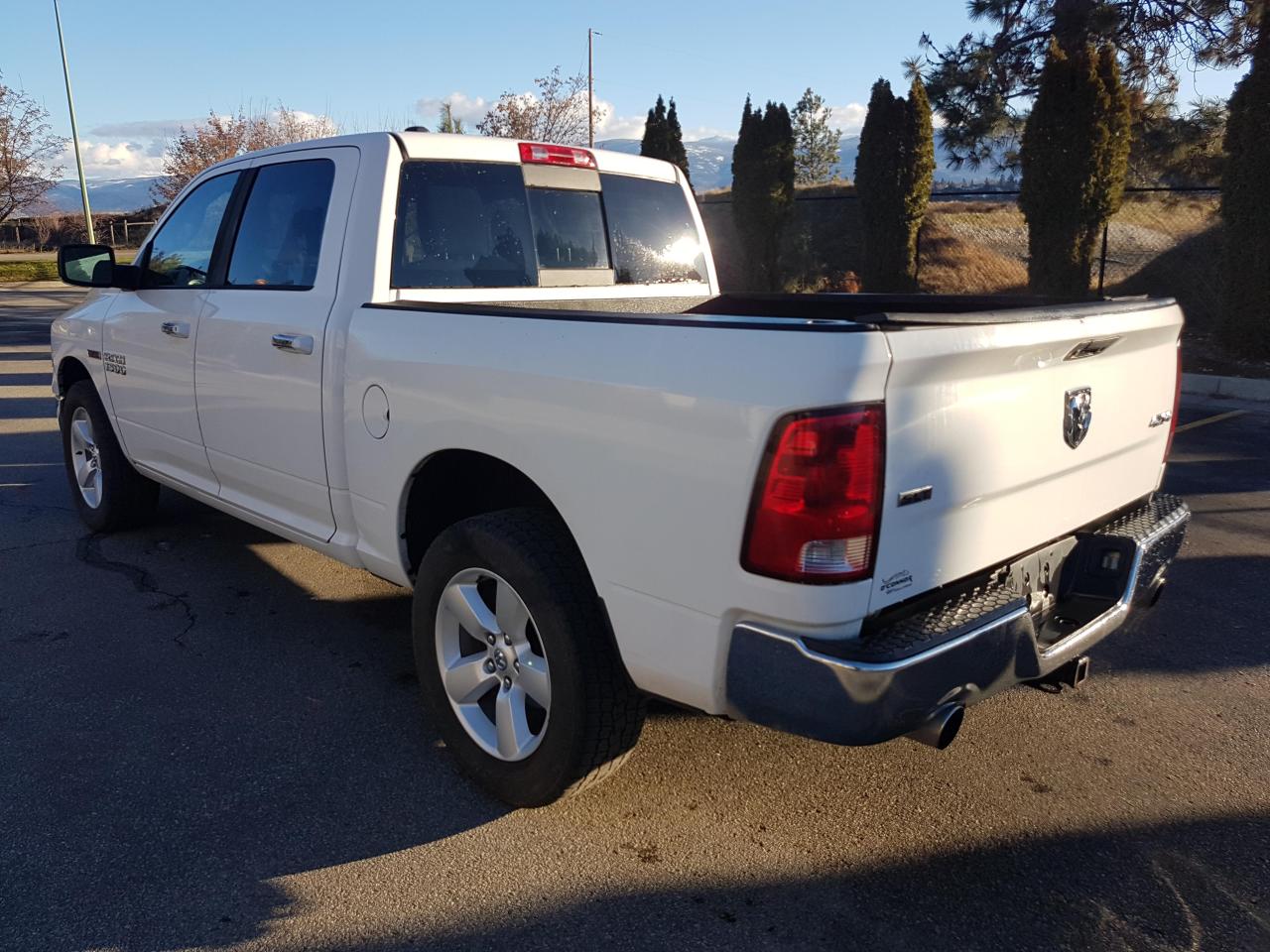 2014 RAM 1500 SLT Crew Cab SWB 4WD - Photo #5