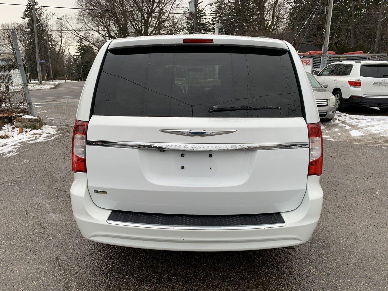 2014 Chrysler Town & Country TOURING - Photo #8