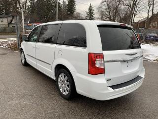 2014 Chrysler Town & Country TOURING - Photo #9