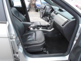 2010 Ford Focus SES/ LEATHER / ROOF/ HEATED SEATS / ALLOYS / CLEAN - Photo #15