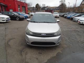2010 Ford Focus SES/ LEATHER / ROOF/ HEATED SEATS / ALLOYS / CLEAN - Photo #2