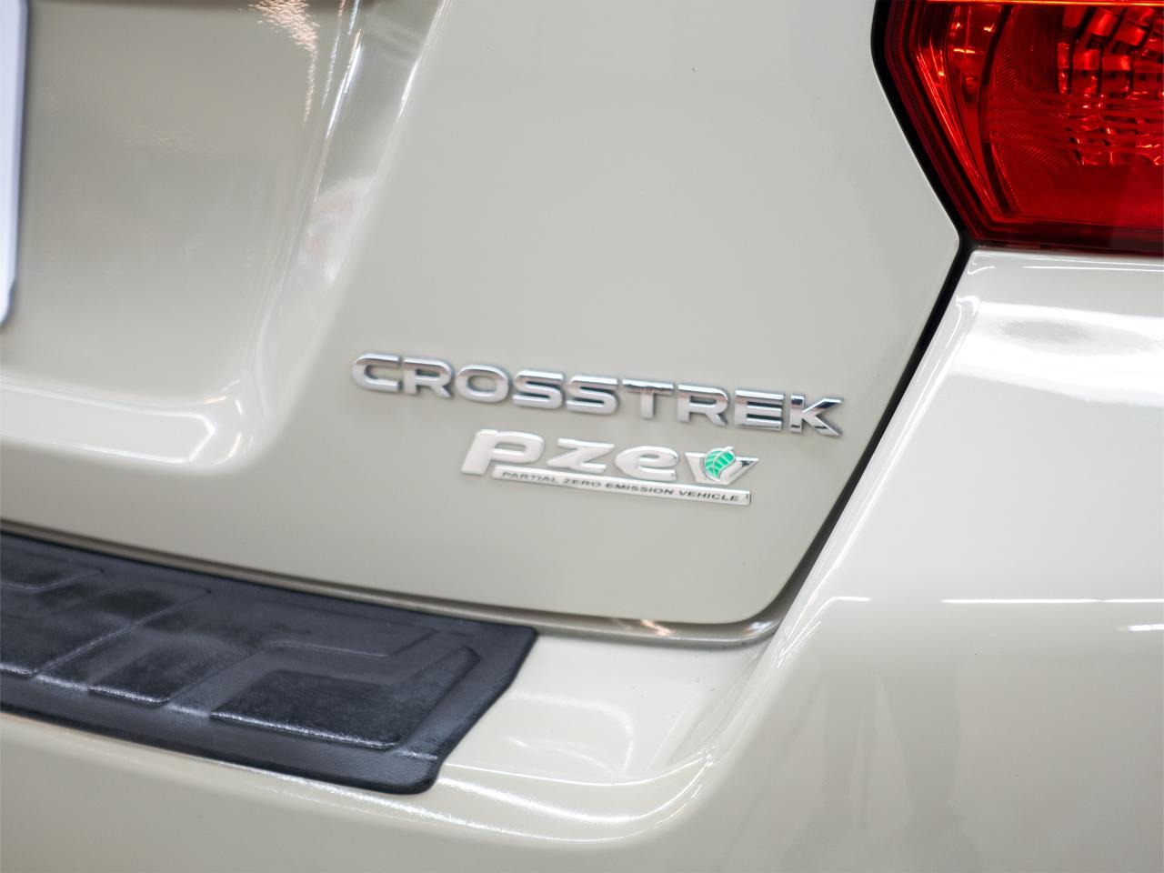 2017 Subaru Crosstrek LIMITED | Tech Pkg | Nav | Leather | Sunroof | BSM