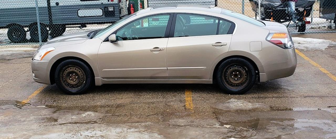 2011 Nissan Altima 4dr Sdn I4 CVT 2.5 SL - Photo #2