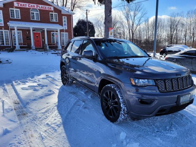 2018 Jeep Grand Cherokee LAREDO 4WD Photo2