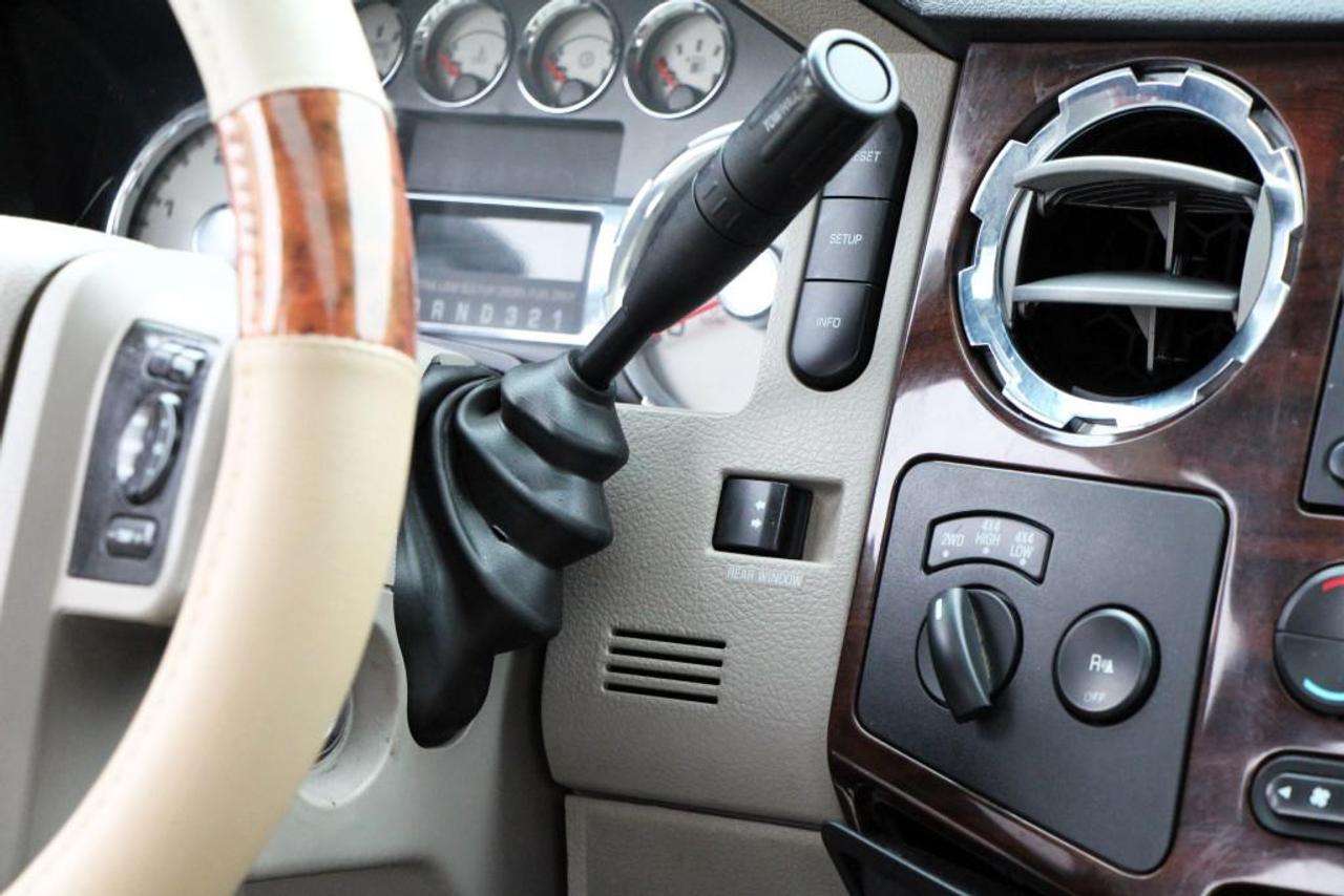 2008 Ford F-250 Super Duty 4WD CREW CAB Photo