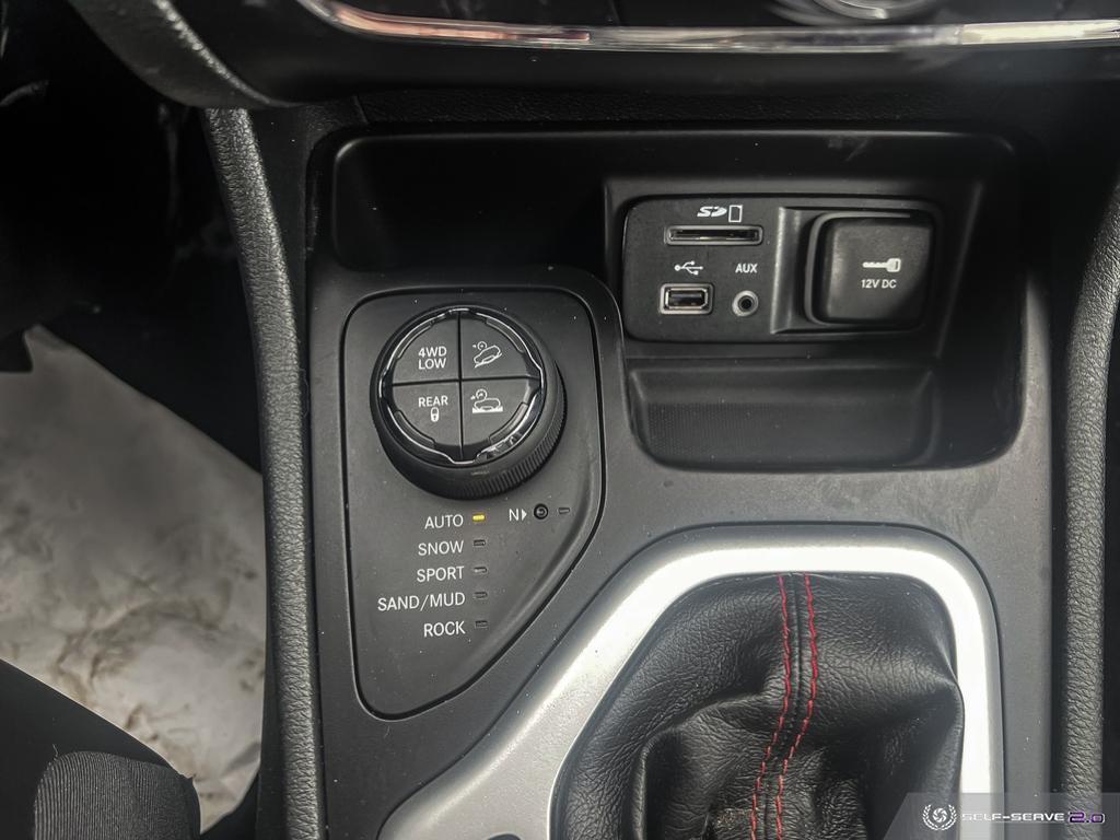 2015 Jeep Cherokee TRAILHAWK / 4WD / REVERSE CAM / NAV / NO ACCIDENTS - Photo #19