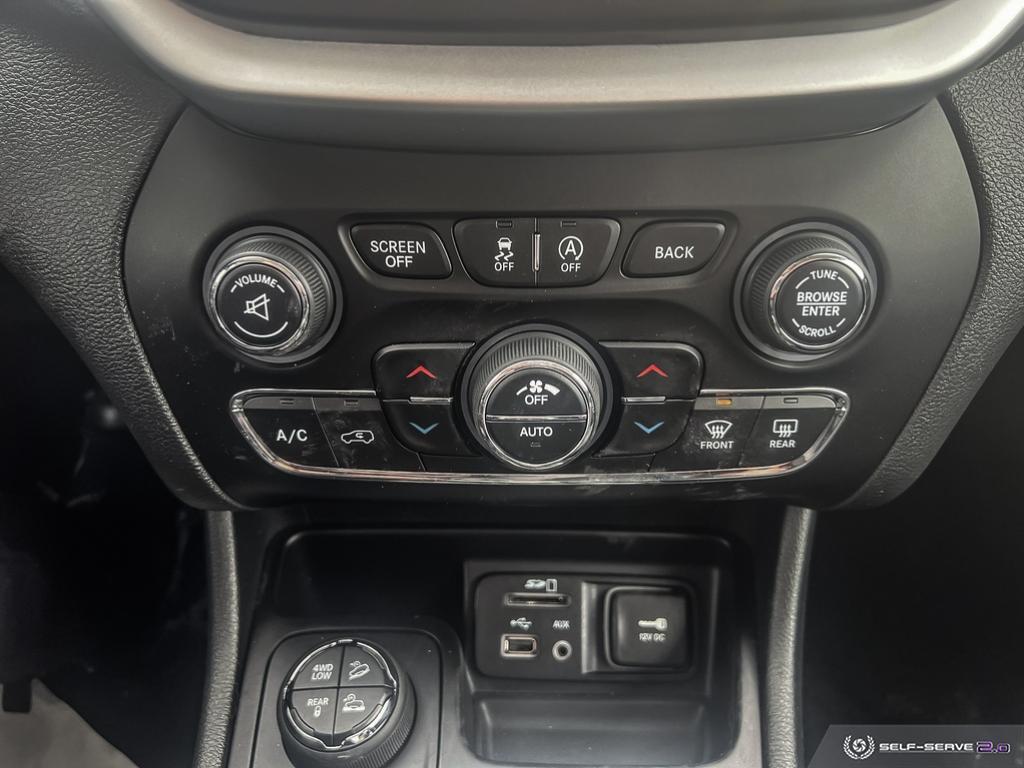 2015 Jeep Cherokee TRAILHAWK / 4WD / REVERSE CAM / NAV / NO ACCIDENTS - Photo #18