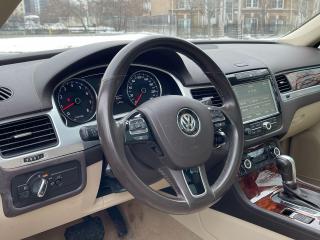 2012 Volkswagen Touareg SPORT Trim/LEATHER/AWD/NAVY/PWR SEATS/CERTIFIED - Photo #18