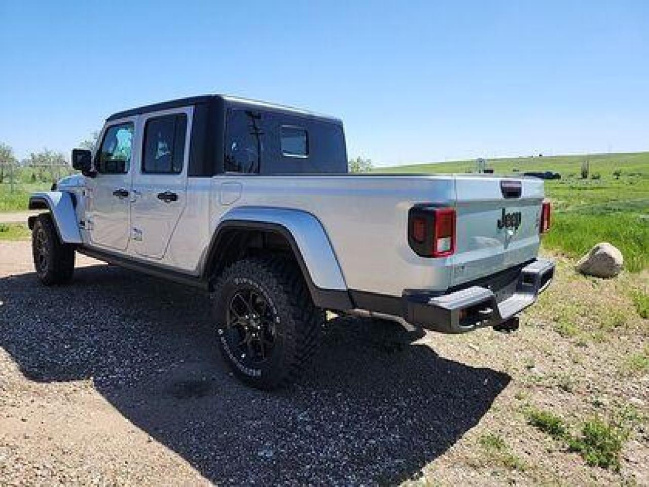 2024 Jeep Gladiator Willys 4x4 #133 Photo3