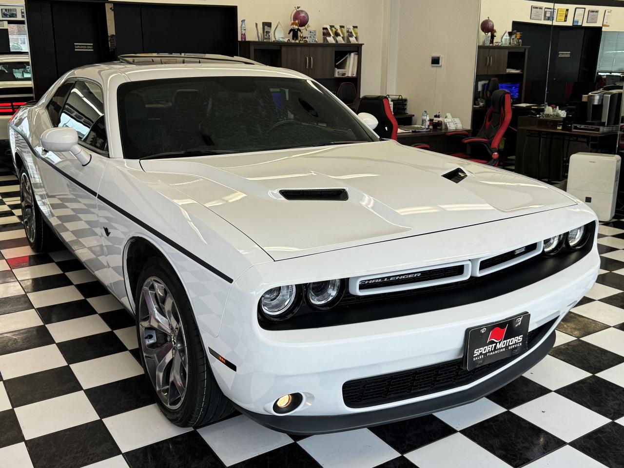 2016 Dodge Challenger SXT PLUS+Roof+Cooled Leather+Camera+ACCIDENT FREE Photo5