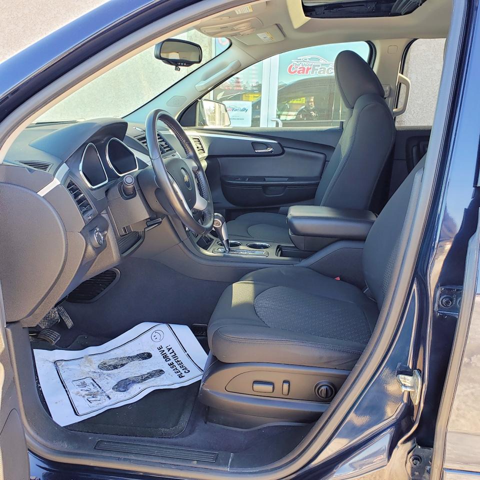 2010 Chevrolet Traverse 1LT / TWO PANEL SUNROOF/ 8 PASSENGER - Photo #10