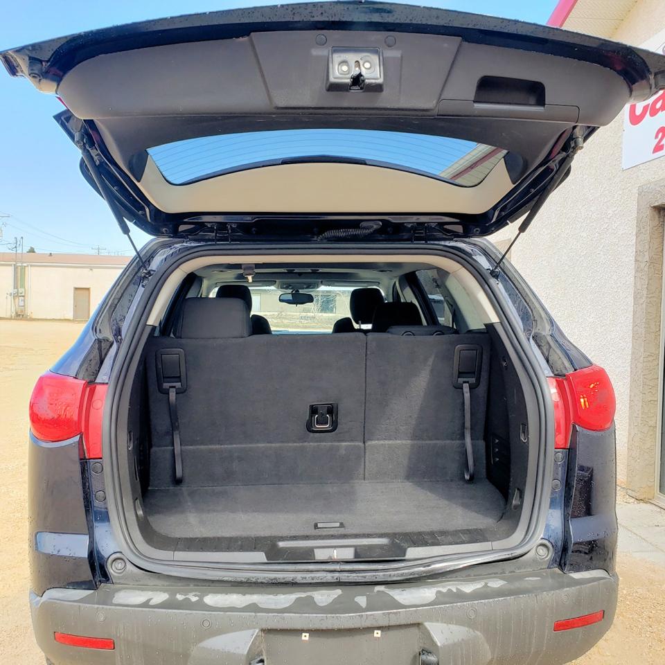 2010 Chevrolet Traverse 1LT / TWO PANEL SUNROOF/ 8 PASSENGER - Photo #21