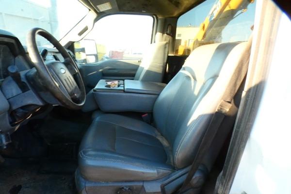 2012 Ford F-550 Picker Truck 6.8L V10 4WD w/vinyl seats - Photo #9